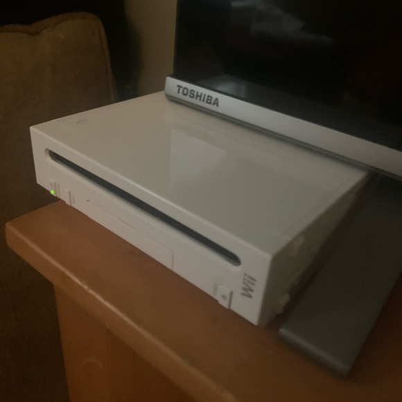 Nintendo Wii 2 controllers and 2 WII
